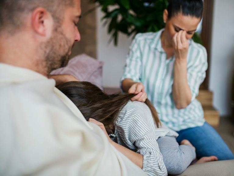 zur Seite: JUGENDAMT Ein Mann in Anzug präsentiert vor einem Publikum in einem modernen Besprechungsraum.